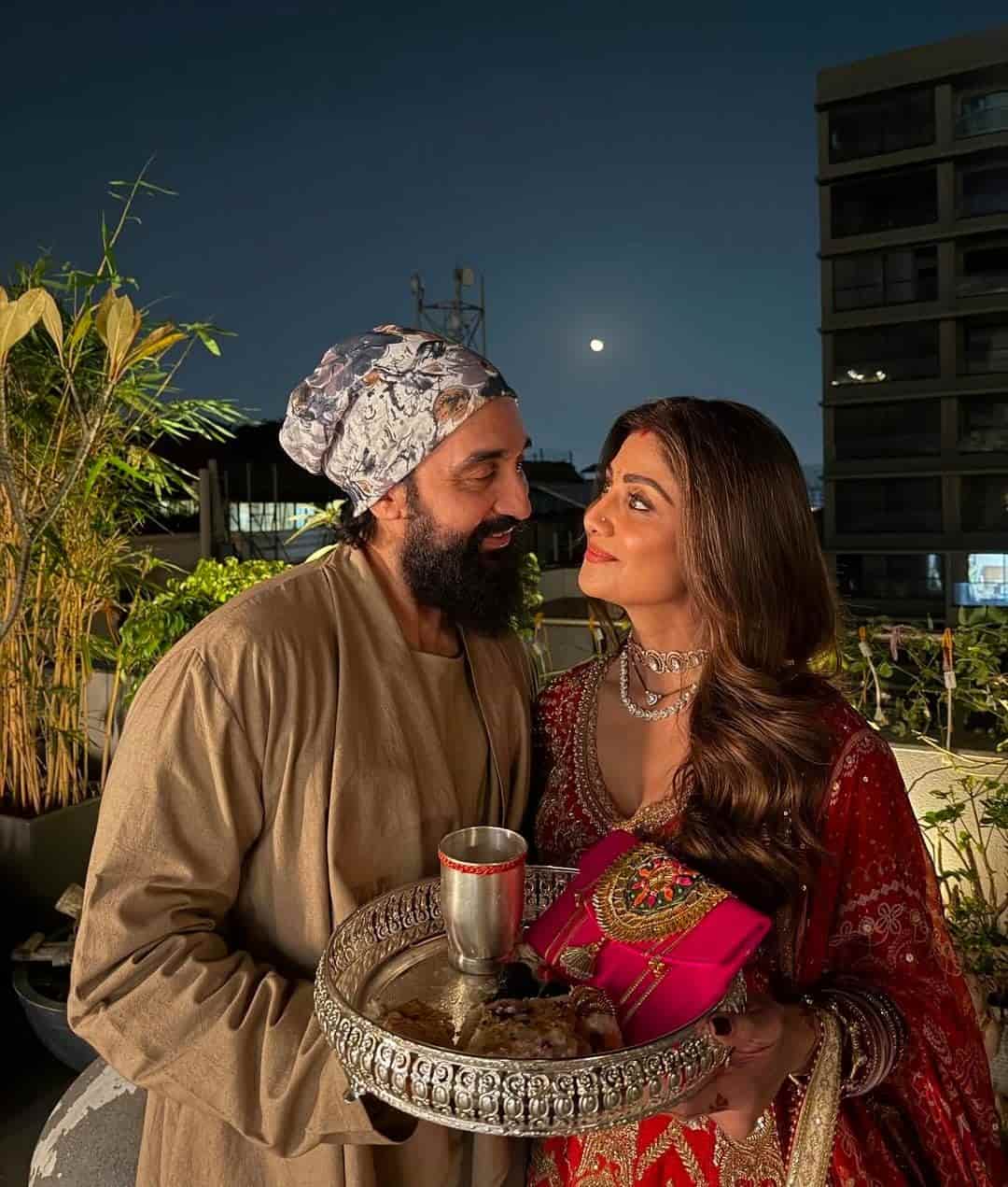 শিল্পা শেট্টি প্রতি বছরের মতো এই বছরও ধুমধাম করে করবা চৌথ ব্রত পালন করেন। ভাগ করেন একাধিক ছবিও। 