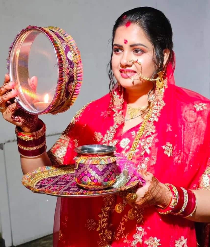 পায়েল দেবকেও এ দিন করবা চৌথ ব্রত পালন করতে দেখা যায়। 