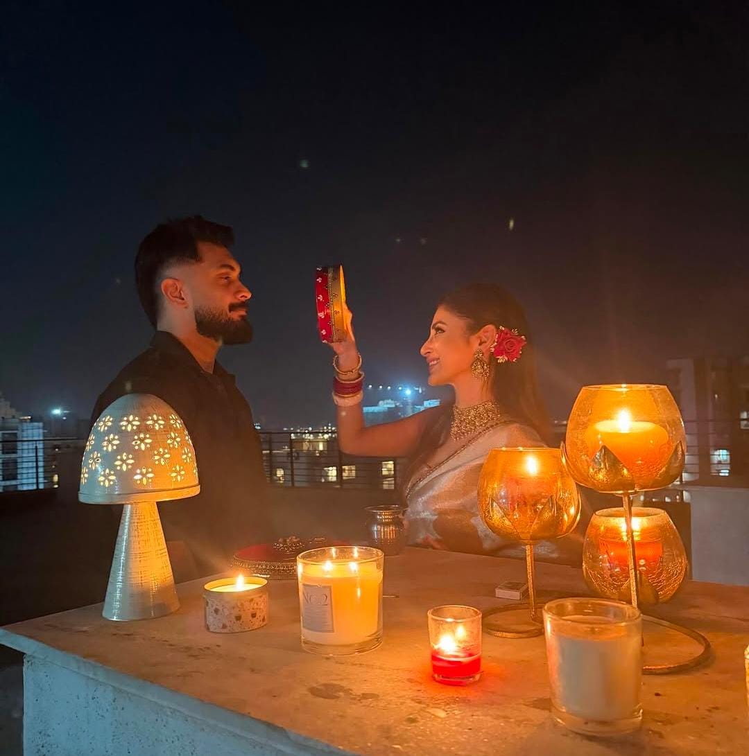 মৌনি রায়কেও এই বিশেষ দিনের ছবি ভাগ করতে দেখা যায়। 