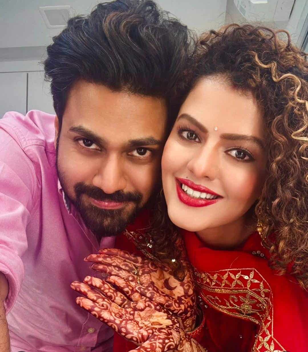 গায়িকা পলক মুচ্ছল বরের সঙ্গে একটি আদুরে ছবি ভাগ করে নেন করবা চৌথ ব্রতের দিন। 