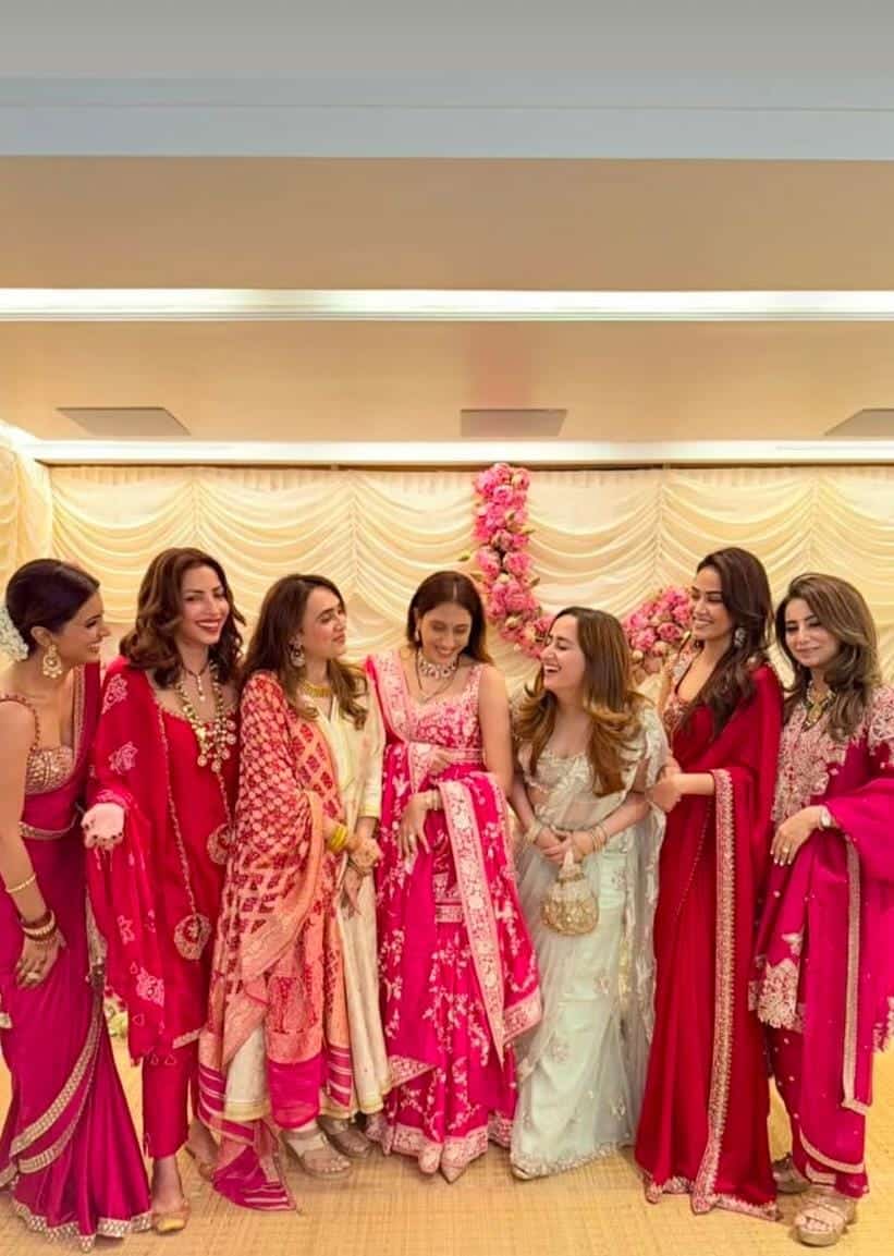 শাহিদ পত্নী মীরা রাজপুত সহ বরুণ ধাওয়ানের স্ত্রী নাতাশা দালাল এবং আরও অনেকে মিলে এই ব্রতের আনন্দে মেতে ওঠেন। 