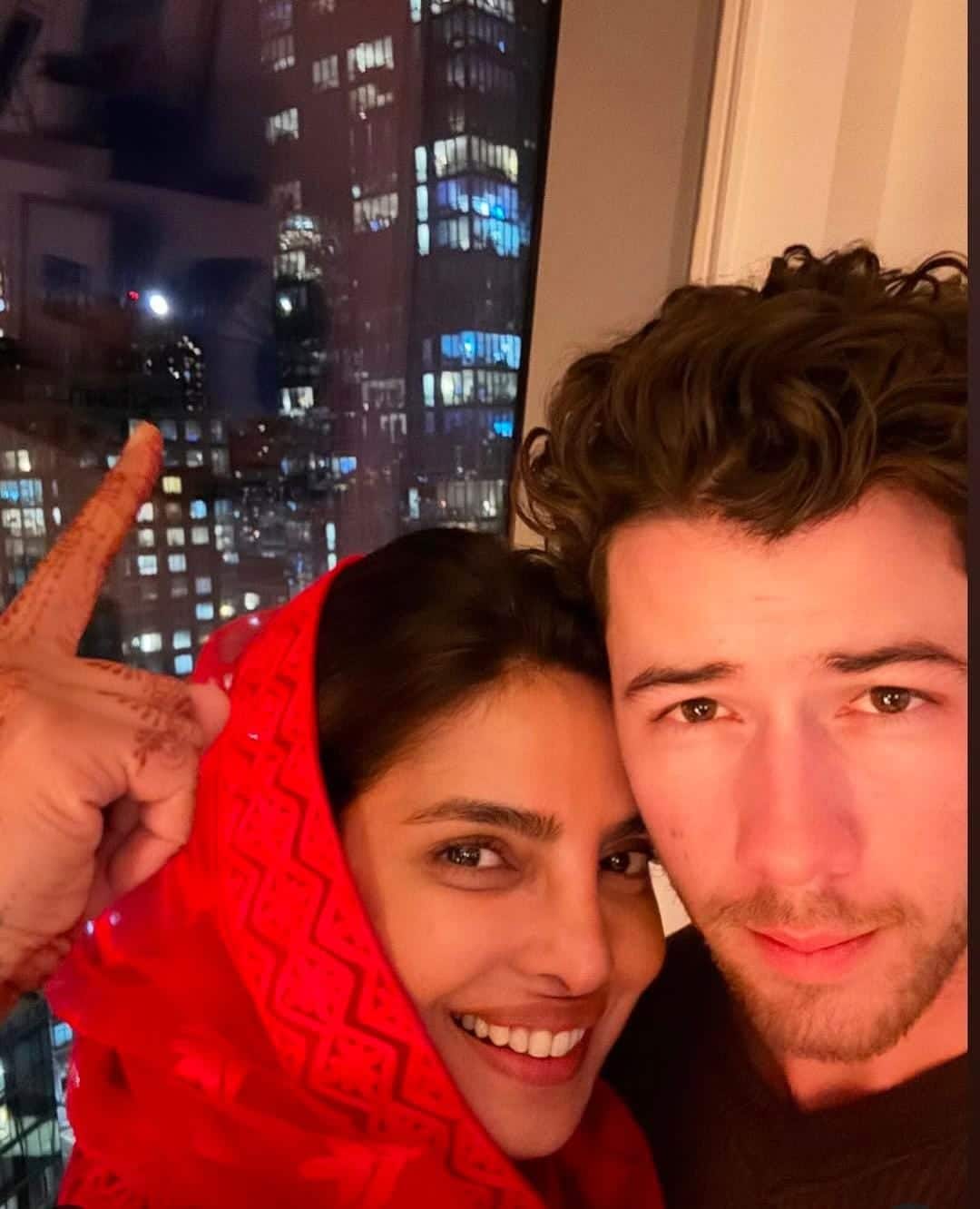 বিদেশের মাটিতে করবা চৌথ পালন করেন প্রিয়ঙ্কা চোপড়াও। ( এই প্রতিবেদনটি ‘আনন্দ উৎসব’ ফিচারের একটি অংশ)।