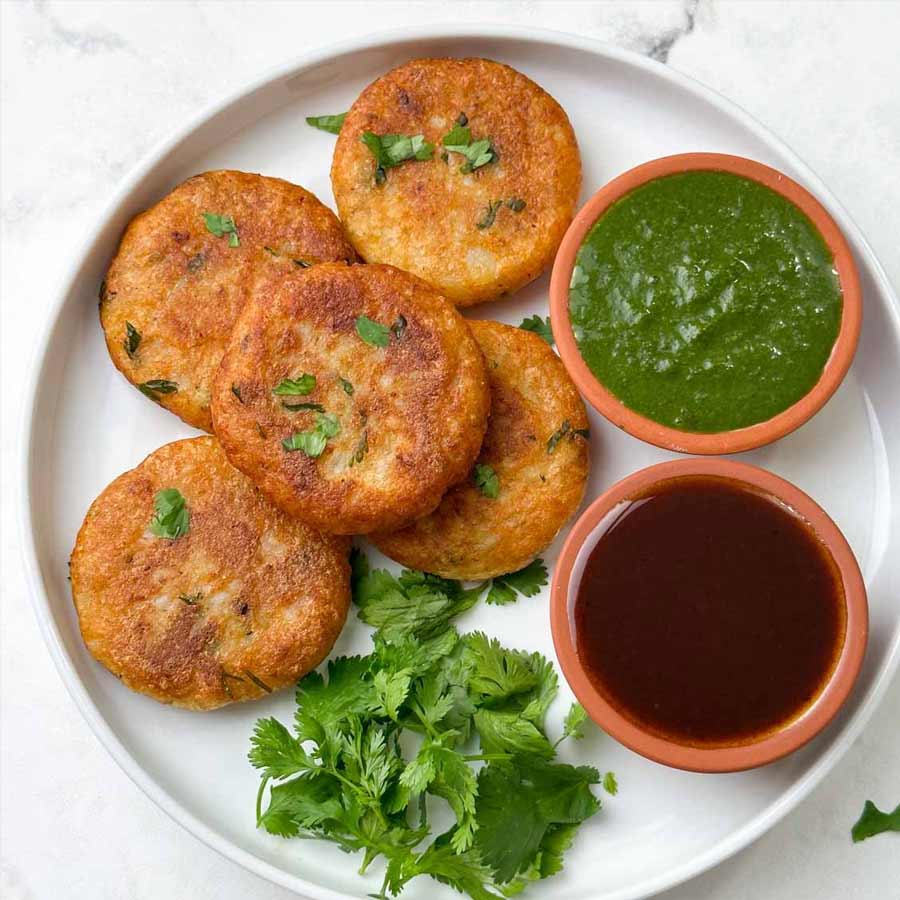 কাঁচকলার টিক্কি স্কিউয়ারে গেঁথে পরিবেশন করুন সস দিয়ে।