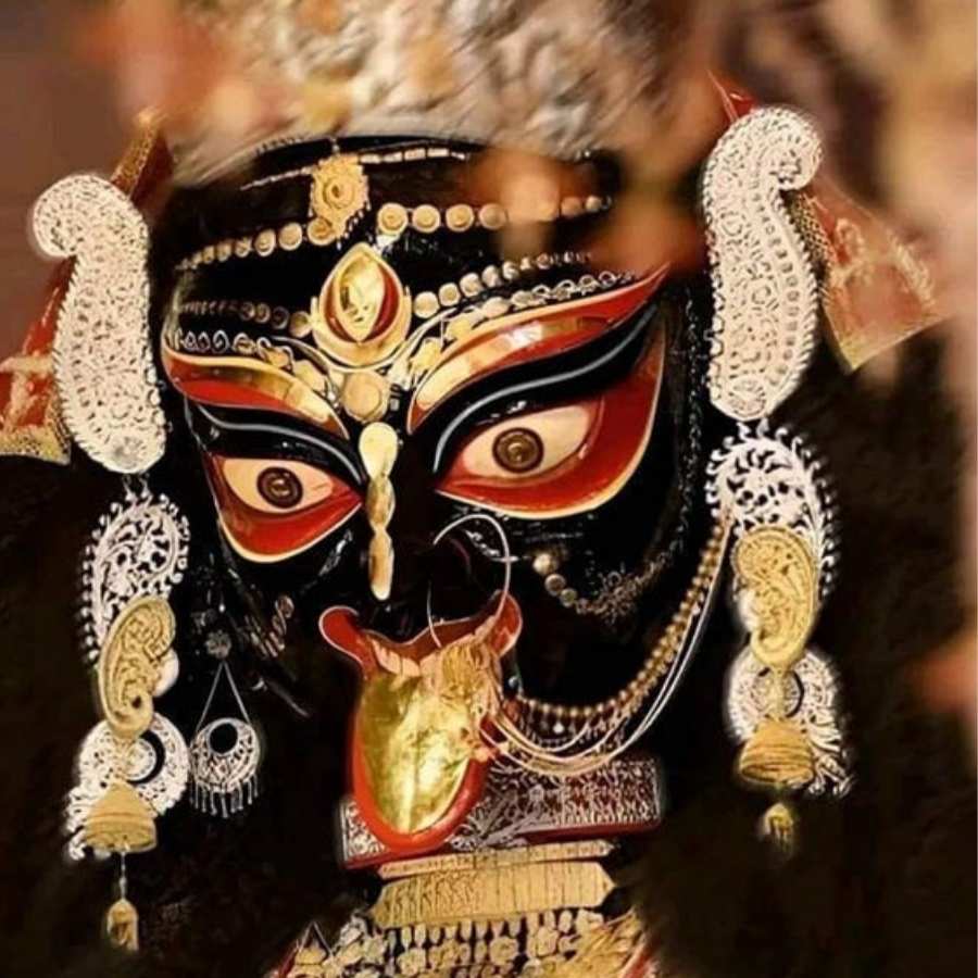 সুবিশাল প্রতিমা। ভক্তদের জন্য যেমন মায়াভরা মুখ, তেমনই দুই চোখে তেজ। 