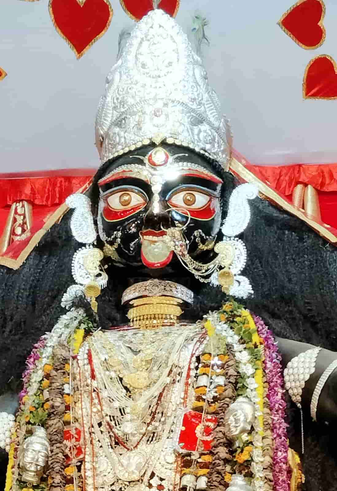 তাঁর সামনে মাথা নত হয় শত শত দর্শনার্থীর। 