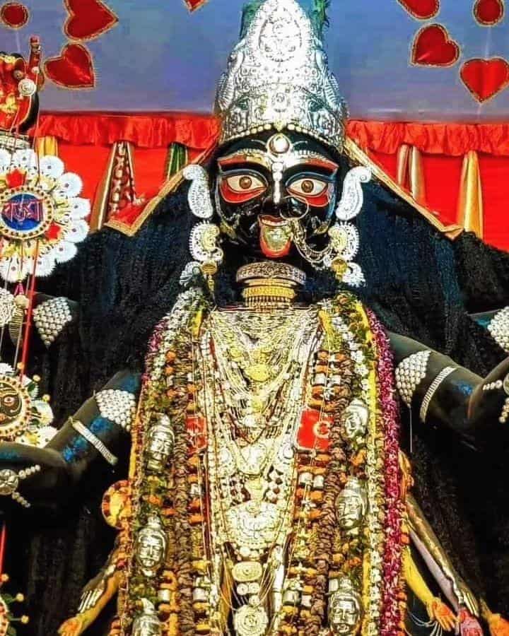  হ্যাঁ, তিনি নৈহাটির বড়মা। ২২ ফুট দৈর্ঘ্যের মূর্তি। তবে কেউ কেউ বলে, দেবীর উচ্চতা নাকি এর চেয়েও বেশি। 