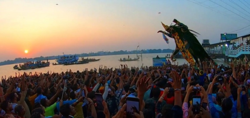 প্রায় একশো বছর আগের কথা। নবদ্বীপে রাস দেখতে গিয়েছিলেন নৈহাটির বাসিন্দা ভবেশ চক্রবর্তী। সেখানেই রক্ষাকালীর মূর্তি দেখে ঠিক করেছিলেন, বাড়িতে ঠিক একই আকারের কালীমূর্তির পুজো করবেন তিনি। 