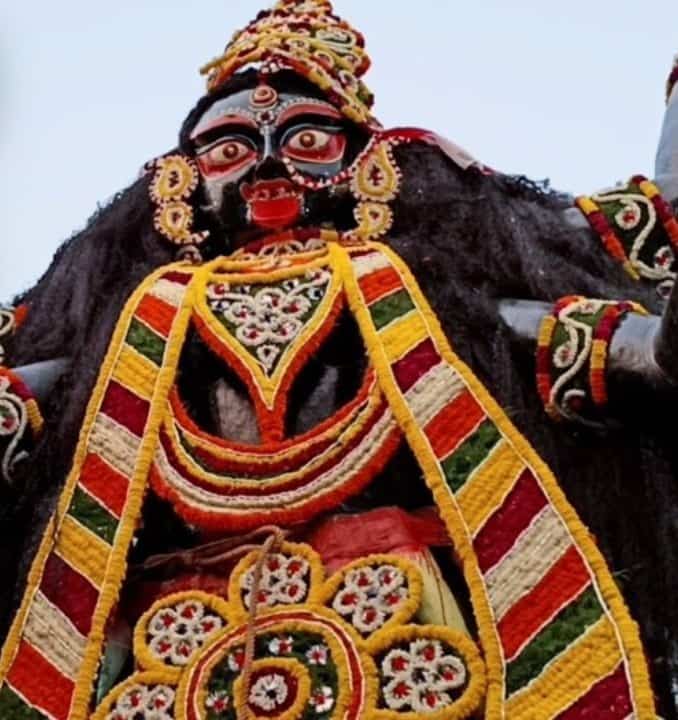 যেমন ভাবা, তেমন কাজ। সেই মতোই শুরু হয় পুজো। প্রতি বছরই নাকি বাড়তে থাকে মূর্তির উচ্চতা। 