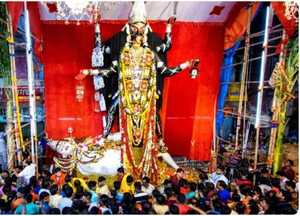 অনেকেই মনে করেন, দেবীর পায়ে এক বার মাথা ঠেকালে মনের বাসনা পূর্ণ হবেই। আর সেই কারণেই প্রতি বছর দূরদূরান্ত থেকে অগণিত ভক্তদের ছুটে আসা। মনস্কামনা পূরণ হলে নিজেরাই গড়ে দেন লক্ষ লক্ষ টাকার অলঙ্কার। 