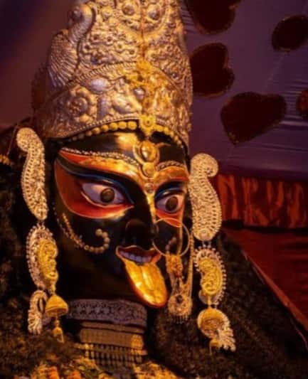 দেবীর সাজসজ্জাতেও নেই কোনও কার্পণ্য। মাথা থেকে পা মুড়ে দেওয়া হয় সোনার গয়নায়। বিসর্জনের দিন সাজানো হয় ফুল দিয়ে। কেবল তাঁর এবং শিবের চক্ষু ছাড়া খুলে নেওয়া হয় অন্যান্য সব অলঙ্কার।   