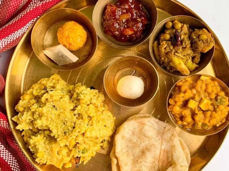 পুজোর রাতে বড়মার ভোগে থাকে পোলাও, খিচুড়ি, পাঁচ রকমের ভাজা, তরকারি, লুচি, চাটনি ও পায়েস। বিসর্জনের এক দিন আগে রয়েছে দেবীকে লাড্ডু ভোগ দেওয়ার প্রথা। ( এই প্রতিবেদনটি ‘আনন্দ উৎসব’ ফিচারের একটি অংশ)।