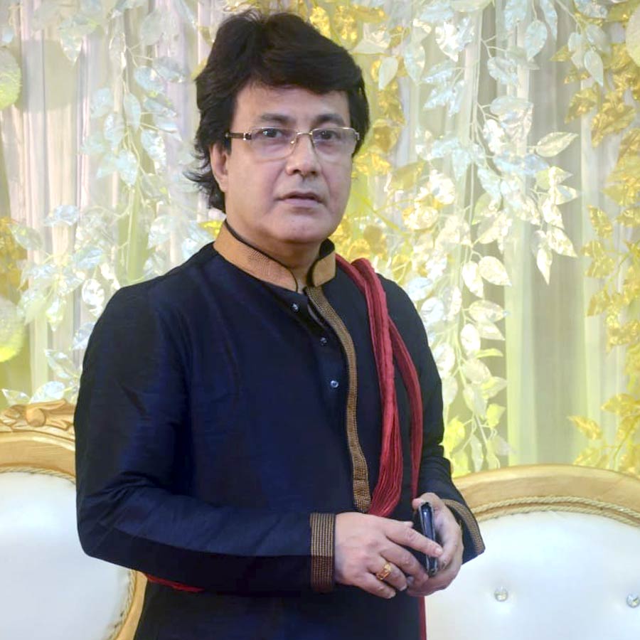 Bengali theatre actor Surajit Banerjee complaints about his local road condition dgtl