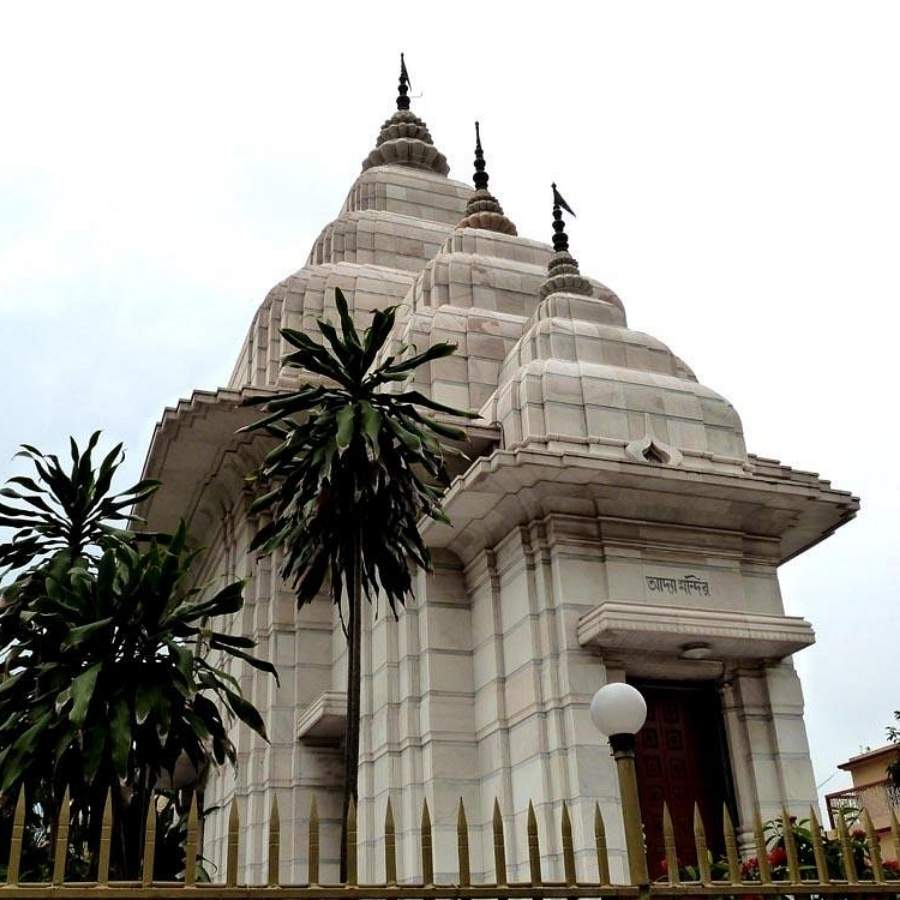 গল্পের শুরু শতবর্ষ আগে, ১৯১৫ সালে। জন্মসূত্রে চট্টগ্রামের ব্রাহ্মণ অন্নদাচরণ ভট্টাচার্য তখন কলকাতায় আয়ুর্বেদ চিকিৎসায় বেশ নাম করেছেন।