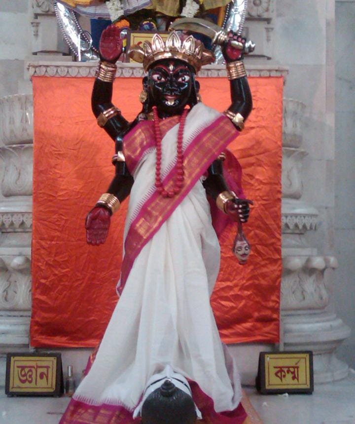 সফল চিকিৎসক হলেও তাঁর জীবনে ঘটতে থাকে নানা অলৌকিক ঘটনা। কখনও দেখেন চারটি কুমারী কন্যা দেবীর মূর্তি নিয়ে কলকাতার রাস্তা দিয়ে যাচ্ছে, যা তিনি ছাড়া আর কারও চোখে পড়ছে না।