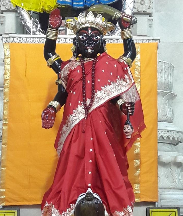 আবার কখনও স্বপ্নে দেখেন, এক সন্ন্যাসী এসে মাথা কামিয়ে গঙ্গা স্নানের আদেশ দিচ্ছেন, যা শুনে প্রথমটায় তিনি রেগেই যান।