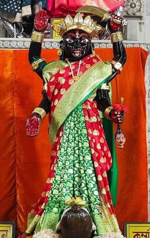 নির্দেশ মতো তিন সঙ্গীকে নিয়ে সেখানে গিয়ে ১৮ ইঞ্চি উঁচু, একখণ্ড কষ্টিপাথরের এক অপরূপ মূর্তি পেলেন অন্নদা ঠাকুর।