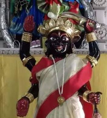 সে দিন ছিল রামনবমী তিথি। মূর্তির চোখদু’টিতে বসানো ছিল ঝকঝকে রত্ন, কোথাও সামান্যতম চিড় ধরেনি।