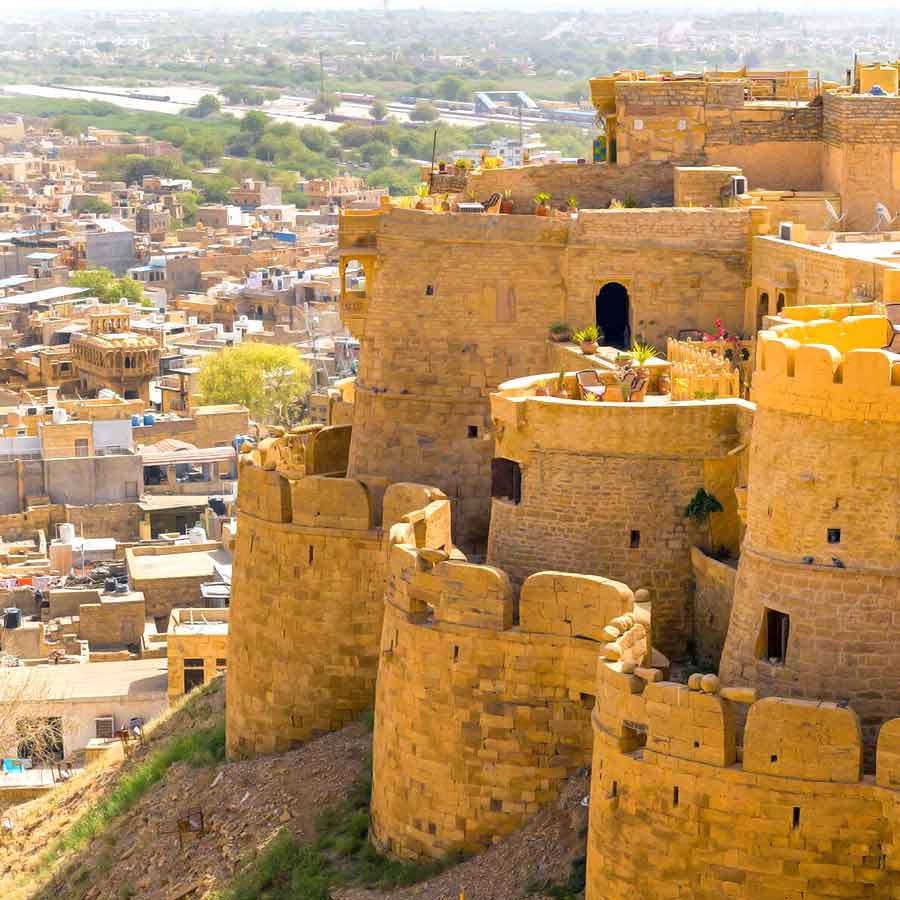 জয়সেলমেরের দুর্গ। সোনালি পাথর দিয়ে তৈরি।