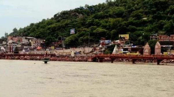 এর পরে শুরু হয় আরও এক চরম পরীক্ষা। স্বয়ং দেবী স্বপ্নে এসে তাঁকে বললেন—তাঁর এই মূর্তি গঙ্গায় বিসর্জন দিতে হবে! যে মাকে এত কষ্ট করে তুলে আনলেন, তাঁকে ফের জলে ফেলে দেবেন? এ কেমন আদেশ!