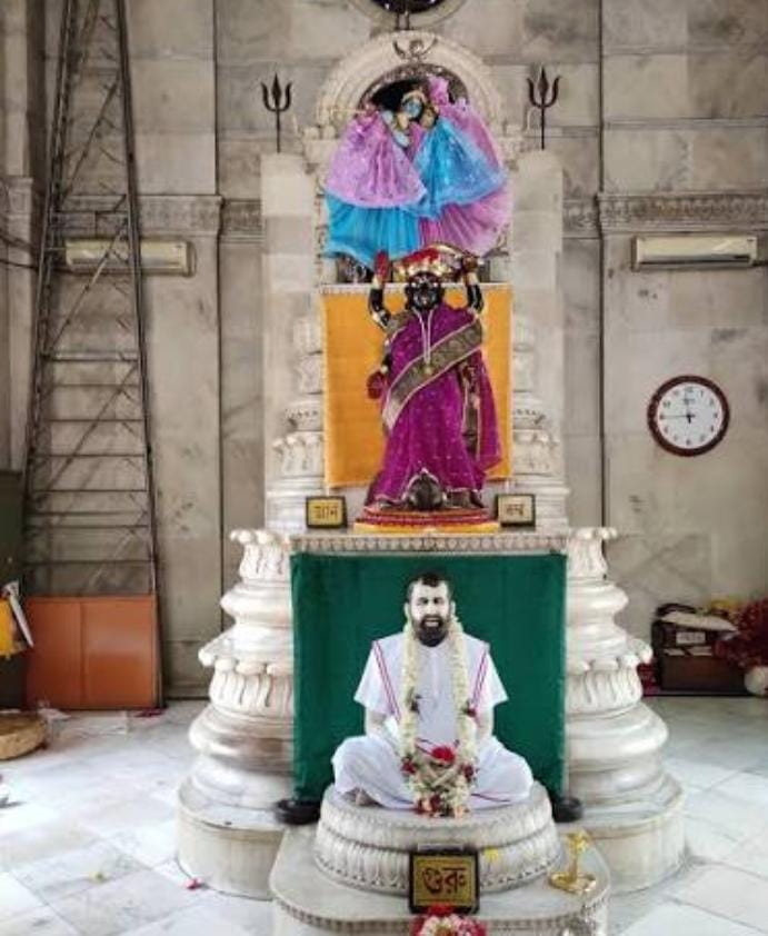 এই আদ্যাপীঠের মূল কাঠামোটি তিনটি মন্দিরকে ঘিরে— নীচে শ্রীরামকৃষ্ণ, মাঝে আদ্যা মা এবং উপরে রাধা-কৃষ্ণ, আর এই সব কিছুকে ঘিরে রয়েছে পবিত্র 'ওঁ' অক্ষরটি। অন্নদা ঠাকুরের নির্দেশ ছিল— মন্দিরের টাকায় ছেলে ও মেয়েদের জন্য আশ্রম, স্কুল, হাসপাতাল হবে। তাঁর সেই নির্দেশ আজও ব্রহ্মচারী ও শিষ্যরা পালন করে চলেছেন। 