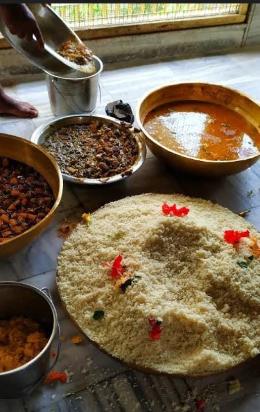 এমনকি এই পীঠের ভোগও বিশেষ ধরনের— সাড়ে ২২ সের চালের ভোগ আদ্যার জন্য, রাধাকৃষ্ণের জন্য সাড়ে ৩২ সের এবং শ্রীরামকৃষ্ণের জন্য সাড়ে ১২ সের চালের ভোগ রান্না হয়, যা পঞ্চব্যঞ্জনে নিবেদন করা হয়। শুধু পরমান্ন ছাড়া অন্য কোনও ভোগ মন্দিরের ভিতরে যায় না।