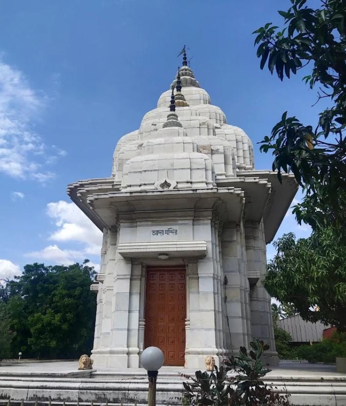 রোজ ভোরে, দুপুরে আর সন্ধ্যায় খোলে মন্দিরের দরজা। শিয়ালদহ থেকে দক্ষিণেশ্বর, সেখান থেকে রিক্সা বা টোটো করে মিনিট কুড়িতেই পৌঁছে যাওয়া যায় এই পবিত্র স্থানে। (এই প্রতিবেদনটি ‘আনন্দ উৎসব’ ফিচারের একটি অংশ)।