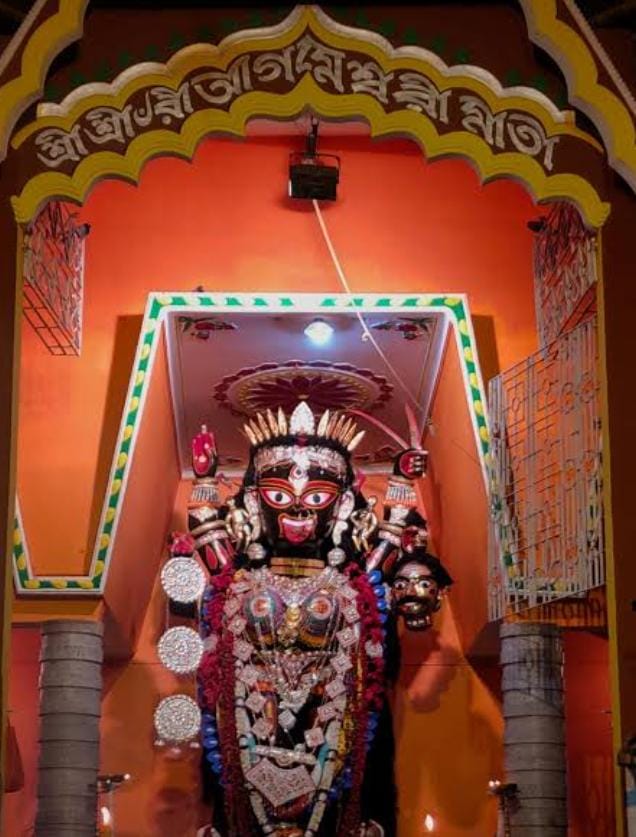 এ পুজো আজকের নয়, এর গায়ে লেগে আছে প্রায় চারশো বছরেরও বেশি সময়কালের ইতিহাস আর ঐতিহ্য। 