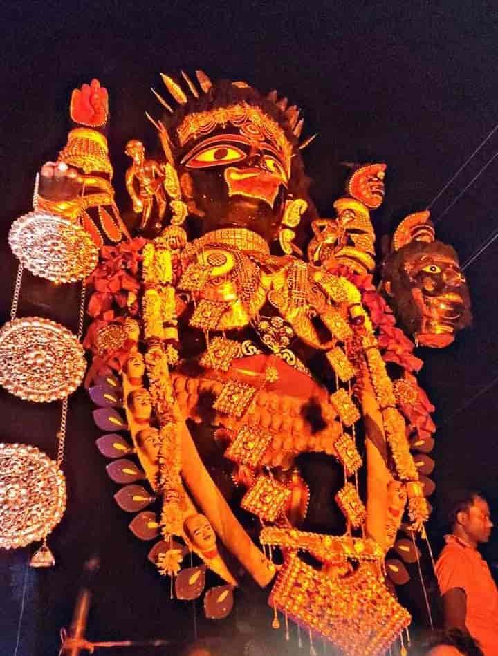 লোকমুখে ফেরে, মায়ের নির্দেশে তিনি গঙ্গা থেকে মাটি নিয়ে এসে মূর্তি গড়ে পুজো করেন এবং সেই রাতেই বিসর্জন দেন। সেই প্রাচীন প্রথা আজও নিষ্ঠার সাথে পালিত হয়ে আসছে।