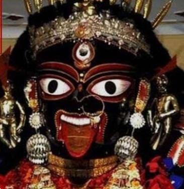 ১৬ থেকে ১৮ ফুট উচ্চতার এই নয়ন ভোলানো দেবীর প্রতিমা। দুর্গাপুজোর বিজয়া দশমীর দিন পাটে সিঁদুর দিয়ে পুজোর সূচনা হয়।