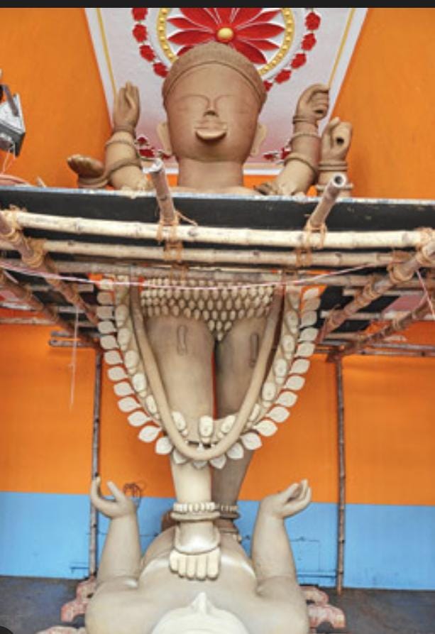 আর কোজাগরী লক্ষ্মীপুজোর দিন পালিত হয় প্রাচীন ‘পাটখিলান’ অনুষ্ঠান। এই অনুষ্ঠানের পরেই শুরু হয় মায়ের মাটির রূপ তৈরি।