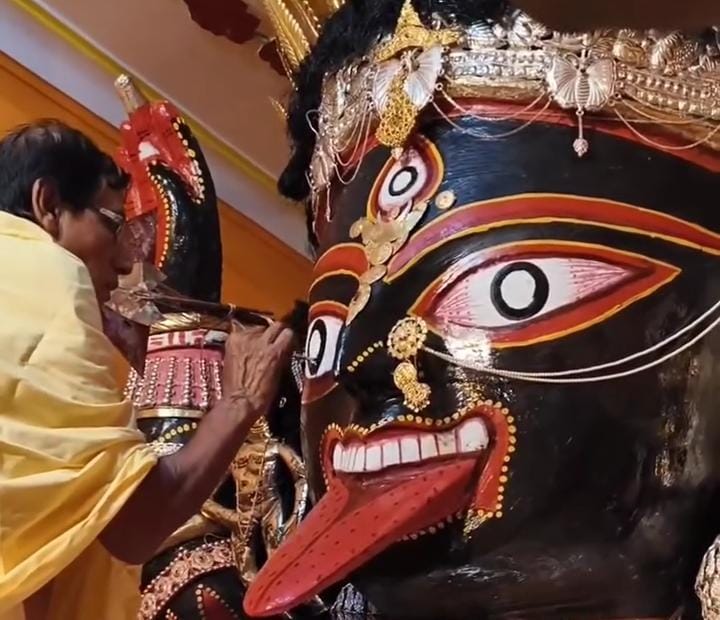 কালীপুজোর দিন রাতে হয় চক্ষুদাণ পর্ব। সম্পূর্ণ তন্ত্র মতে মায়ের পুজো হয়। রাত ন’টা নাগাদ বড় গোস্বামী পরিবারের সদস্যরা মাকে নবসাজে সজ্জিত করেন, গহনা পরান। 