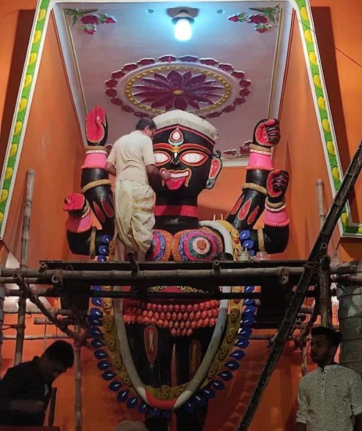 মৃৎশিল্পী সারা দিন উপবাস থেকে শুদ্ধ বস্ত্রে মায়ের চোখ আঁকেন। এর পর পরিবারের সম্পাদকের সিঁদুর, গন্ধ, আতর দানের পর রাত এগারোটা বা সাড়ে এগারোটা থেকে শুরু হয় পুজো, যা শেষ হতে ভোর হয়ে যায়।