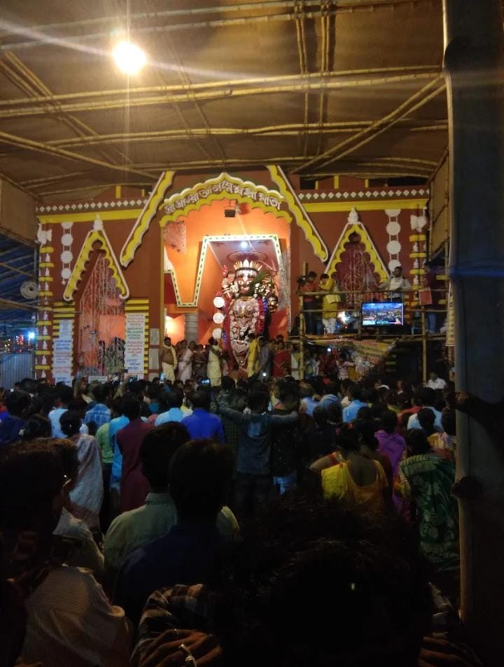 এ পুজোর আরও এক মন-ভোলানো দিক হল পরের দিনের ভোগ বিতরণ। প্রায় ১৪ কুইন্টাল গোবিন্দভোগ চালের পোলাও, আলুরদম আর পায়েস তৈরি হয়। নবদ্বীপের গোস্বামী আশ্রমের প্রতিনিধিরা এসে সেই ভোগ রান্না করেন। হাজার হাজার ভক্ত সেই মহাপ্রসাদ গ্রহণ করেন। এটি যেন শুধু পুজো নয়, এক মহাসমারোহের উৎসবে পরিণত হয়।