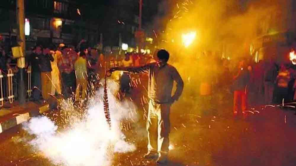  তবে এই আনন্দের প্রহরেও পরিবেশ-সচেতনদের প্রথম ভরসা গ্রিন ক্র্যাকার বা সবুজ বাজিই। বিগত কয়েক বছরে নিষিদ্ধ বাজি রুখতে সচেতন পুলিশরাও। 