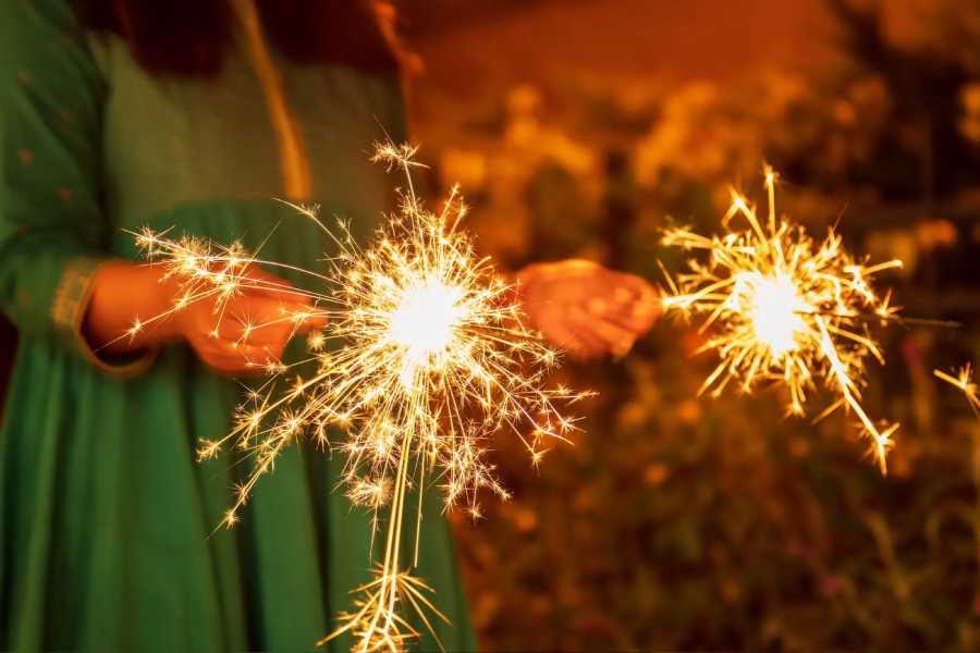  উপরন্তু, সবুজ বাজির প্যাকেটের উপরে সবুজ রঙের লোগো থাকে। 