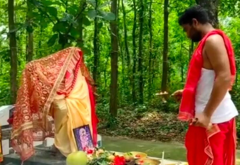 পুজোয় কোনও বৈদ্যুতিক আলো ব্যবহার করা হয় না– এটাই রীতি।