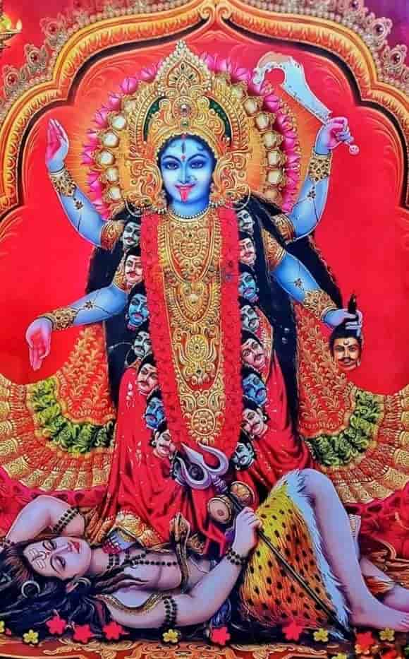 এই নীরব আরাধনার পিছনে লুকিয়ে আছে প্রায় ২০০ বছর আগের এক গ্রামের করুণ কাহিনি। 