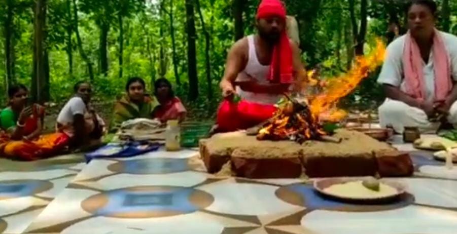 তবে যে মানুষগুলি জীবন বাঁচাতে গ্রাম ছাড়তে বাধ্য হলেন, তাঁরা দেবীকে ভুলতে পারেননি। শোনা যায়, দেবীকে সঙ্গে নিয়ে যাওয়ার অনেক চেষ্টা হয়েছিল। কিন্তু বেদি ছেড়ে তিনি কিছুতেই নড়তে চাননি। দেবীর এই একগুঁয়েমিই তাঁর মহিমা– তাই গ্রামবাসীরা বুঝলেন, এই স্থানই মায়ের প্রিয়।