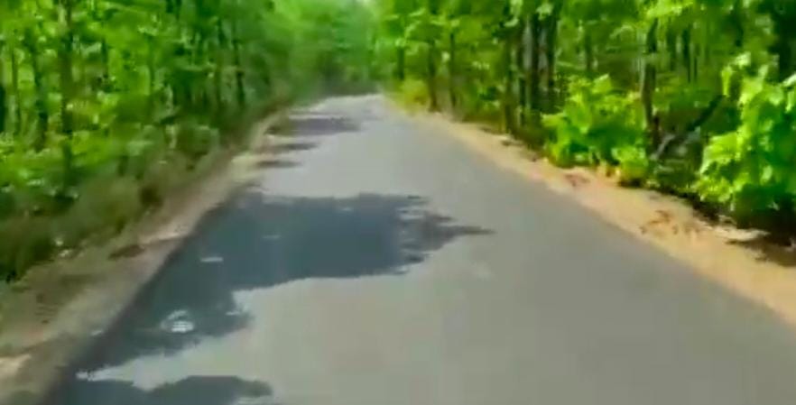 চাঁদা তুলে দেবীর জন্য মন্দির গড়ার চেষ্টা হয়েছিল এক বার। কিন্তু বারবার আসা নানা বাধা-বিপত্তি তাঁদের বুঝিয়ে দেয়, দেবী সেই পঞ্চমুণ্ডীর আসন ও বেদিটি ছেড়ে অন্য কোথাও থাকতে চান না।