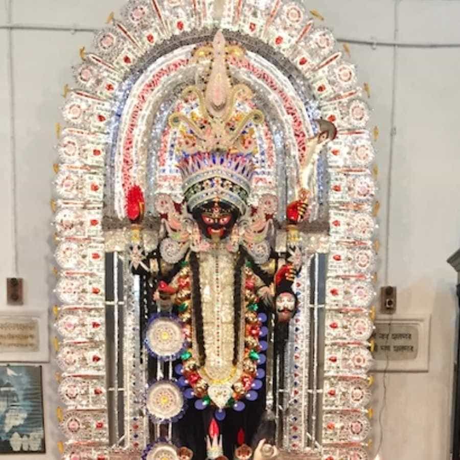 পুজো শুরুর আগে এখানে অলক্ষ্মী বিদায় করার প্রথা আছে। তার পরে হয় দীপান্বিতা লক্ষ্মীপুজো। সাবেক ডাকের সাজে সেজে ওঠেন দক্ষিণাকালী। ব্রিটিশ ইস্পাত সংস্থা শেফিল্ড-এর মালিক জন ইয়েটস মুগ্ধ হয়ে যে ভারী খাঁড়া উপহার দিয়েছিলেন, তা দিয়ে এখন প্রতীকী বলি দেওয়া হয় আখ বা শশা। এই আবেগ আর নিষ্ঠা আজও ধরে রেখেছে হালদার পরিবার।