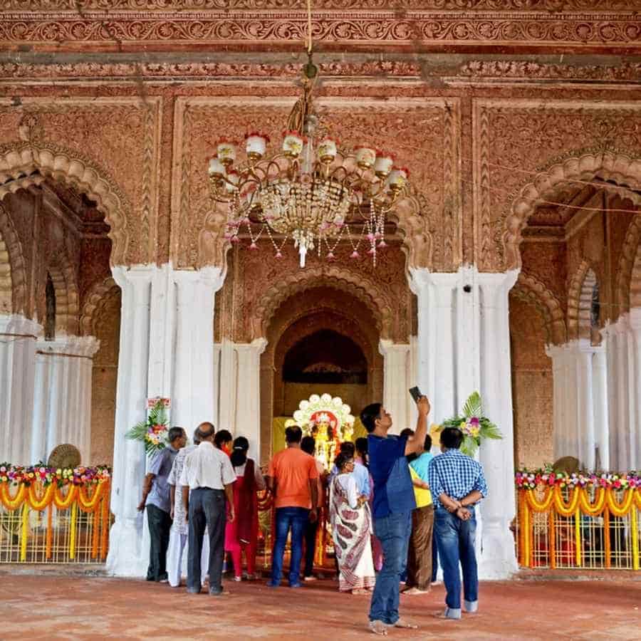 উত্তর কলকাতার বনেদি পাড়াগুলিতেও রয়েছে কালীপুজোর স্বতন্ত্র গল্প। বিডন স্ট্রিটের ছাতুবাবু–লাটুবাবু নামে পরিচিত দুই ভাইয়ের বাড়ি রামদুলাল নিবাস তার সুবিশাল নাটমন্দিরের জন্য বিখ্যাত। পারিবারিক দুর্গাপুজো এই প্রাঙ্গণেই শুরু হয় ১৭০৭ সালে। কালীপুজোকে ঘিরেও এই বাড়ির রীতিনীতি কম আকর্ষণীয় নয়।
