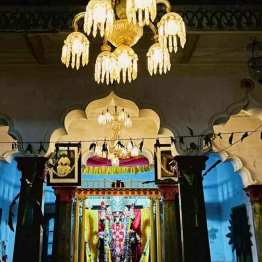 শিমলা কাঁসারিপাড়ার প্রামাণিক বাড়ির কালীপুজো সাড়ে তিনশো থেকে চারশো বছরের ঐতিহ্য বহন করে চলেছে। বংশ পরম্পরায় কংসবণিক সম্প্রদায়ের এই পুজো। প্রচলিত আছে, দেবীর ইচ্ছেতেই কৃষ্ণবর্ণের এক বালিকার নূপুরের শব্দ অনুসরণ করে শুরু হয়েছিল আরাধনা। পুজোর দিনে ১০৮টি প্রদীপ জ্বালানো হয়। এখানকার বিশেষ রীতি হল, দেবীকে প্রথমে ডাকের সাজে সাজিয়ে রাত গভীর হলে সোনার-রুপোর গয়না দিয়ে সাজানো হয়। আরতি হয় ধুনো পোড়ানো প্রথায়। পরিবারের সদস্যরা সায়াহ্নে সিদ্ধি গ্রহণ করেন। নৈবেদ্যের জন্য পুরোহিত প্রদান করেন কারণবারি।