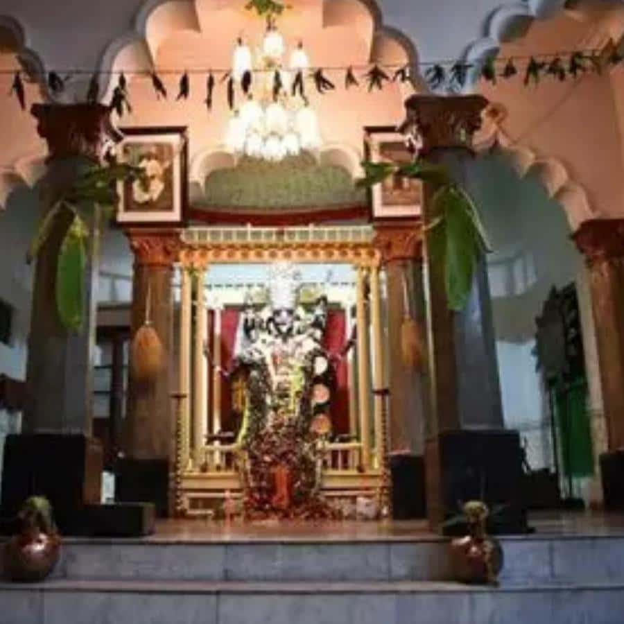 পরিবারের আর এক শাখা, বরাহনগরের প্রামাণিক কালীবাড়ি, গড়ে উঠেছিল ১৮৫২ সালে। শ্রীরামকৃষ্ণ পরমহংস নাকি এখানকার ব্রহ্মময়ী কালীকেই স্নেহভরে ‘মাসি’ বলে ডাকতেন।