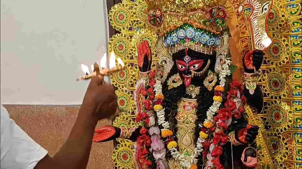 জোড়াসাঁকোর শিবকৃষ্ণ দাঁ পরিবারের ঠাকুরদালানেও কালী আরাধনা হয়ে আসছে ১৭৯১ থেকে ১৮০০ সালের মাঝামাঝি থেকে। তখন মশলার ব্যবসা ছেড়ে দাঁ পরিবার বারুদের ব্যবসায় উন্নতি করছিল।