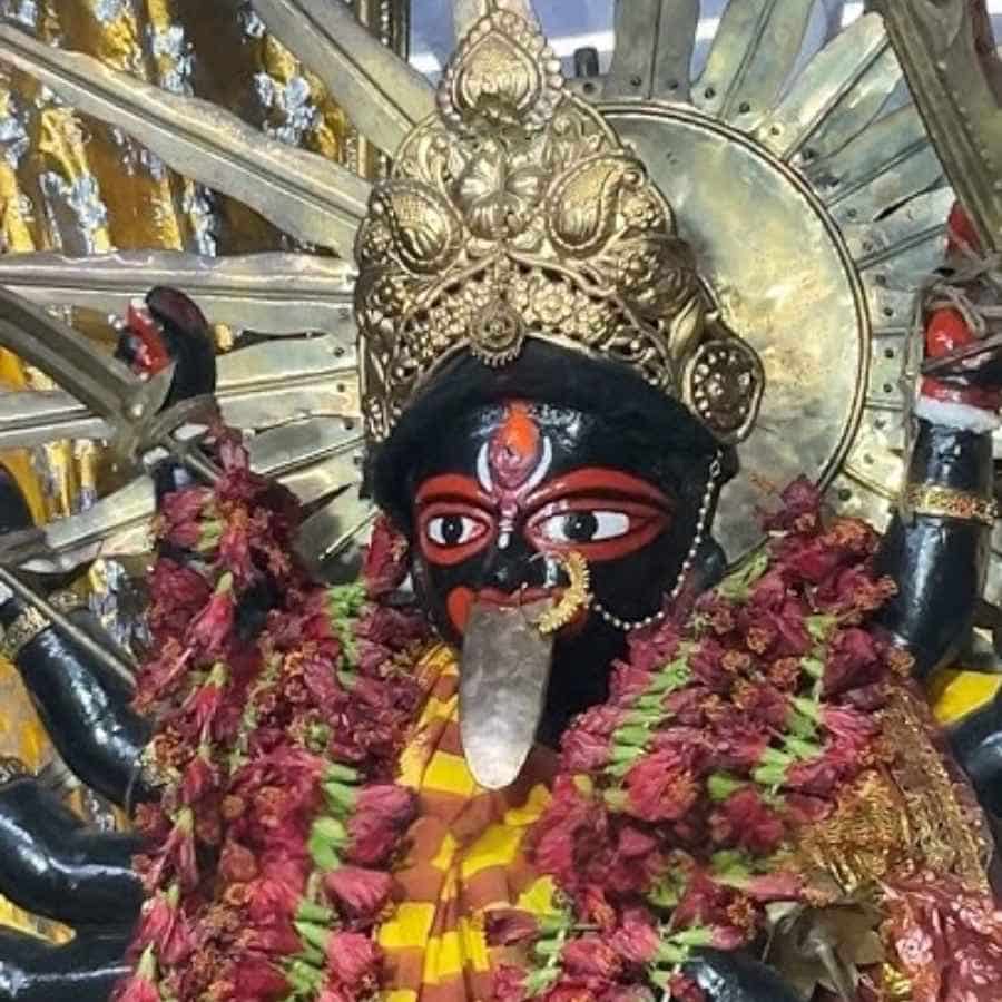 আরও এক পুরনো পরিচিত নাম আঠেরো হাত কালী। মাছুয়াবাজারের মুক্তারাম বাবু স্ট্রিটের মন্দিরটি দেবীর বিশাল আকারের জন্যই এমন নাম পেয়েছে। আঠেরো হাত কেবল পরিমাপ নয়, উত্তর কলকাতার বিশ্বাসের গভীরতা মাপারও প্রতীক।