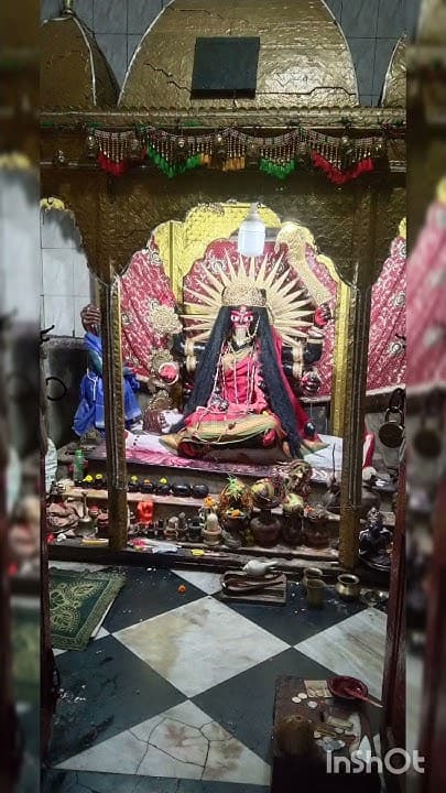 একই অঞ্চলের শ্রী শ্রী বসা কালী মন্দিরেরও নিজস্ব কাহিনি আছে। দেবীর উপবিষ্ট রূপ এখানকার বিশেষত্ব। স্থানীয়রা বলেন, এই দেবী নাকি পাড়ার রক্ষাকর্ত্রী— কারও অসুখ-বিপদে সবার আগে প্রার্থনা পৌঁছে যায় এখানেই। (এই প্রতিবেদনটি ‘আনন্দ উৎসব’ ফিচারের একটি অংশ)।