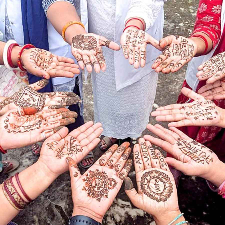 অভিনব: বিহারে মেহেন্দিতে ভোটবার্তা।