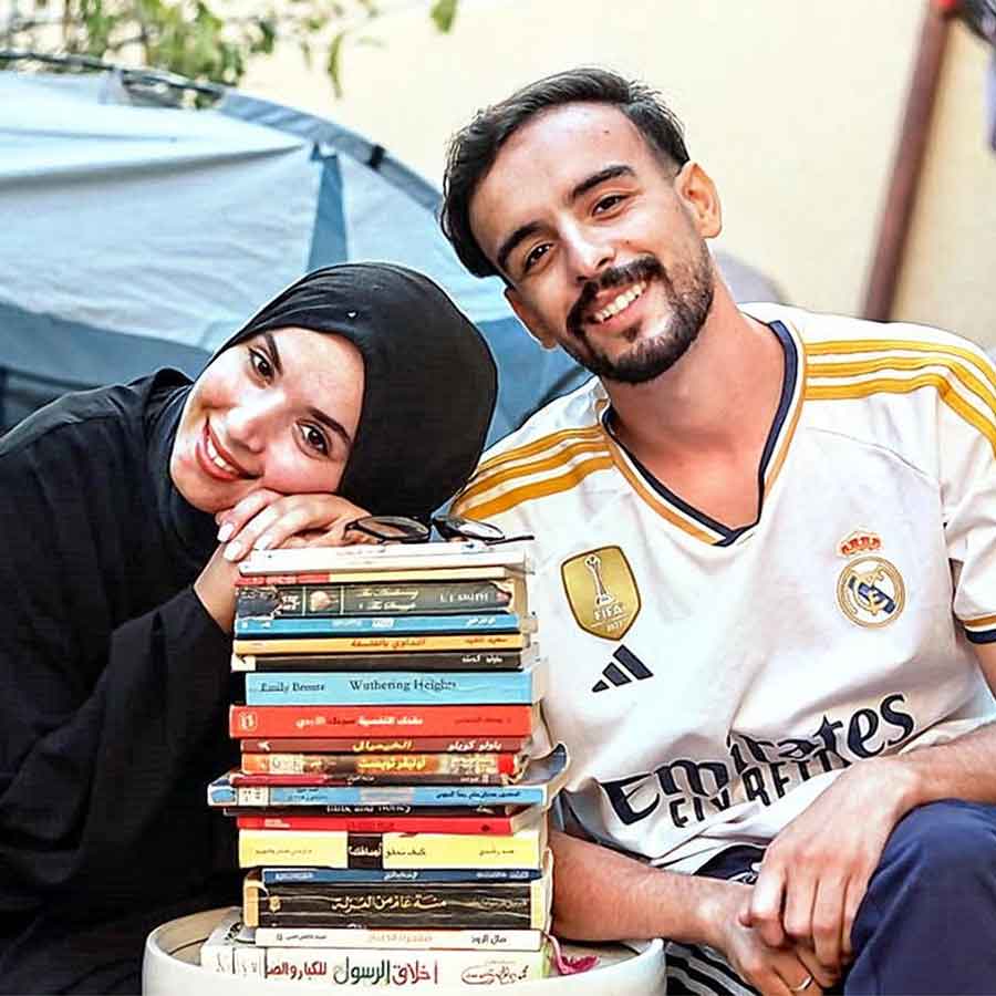 স্ত্রী হাদিলের সঙ্গে আবদেল।