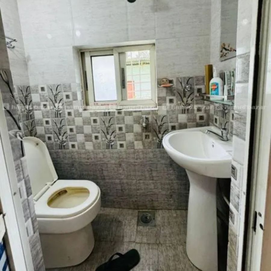  কিন্তু কমোডের এই জেদি হলদে দাগ তোলাও কি কম ঝক্কির? নামীদামি টয়লেট ক্লিনারও ব্যর্থ হয়ে যায় অনেক সময়ে। 