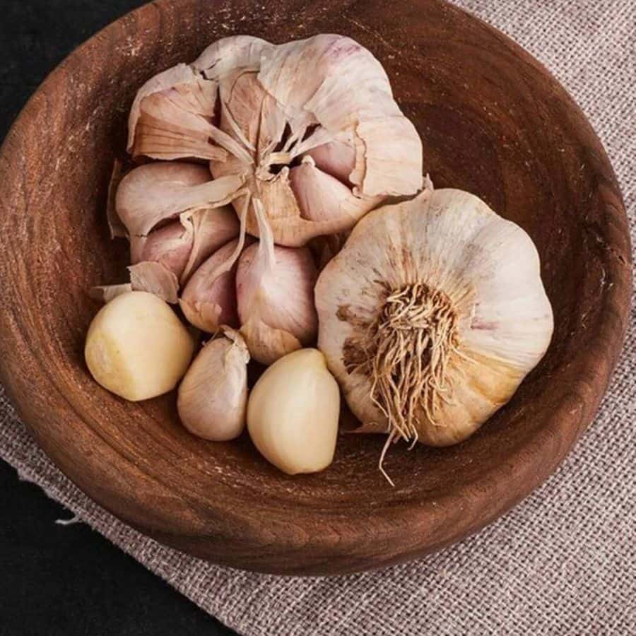 কমোড পরিষ্কারের জন্য তার মধ্যে এক কোয়া রসুন ফেলে দিন। কিন্তু তা জল দিয়ে ধুয়ে দেওয়া যাবে না। বরং ওই ভাবেই সারা রাত রেখে দিন। সঙ্গে ফেলে দিতে পারেন কয়েকটি লবঙ্গও।  